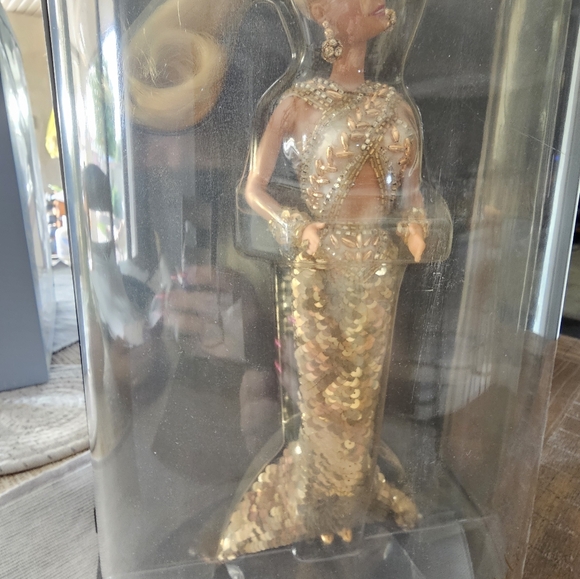 Barbie Bob MackieGold Limited Edition w/ Acrylic Display case - Picture 4 of 9
